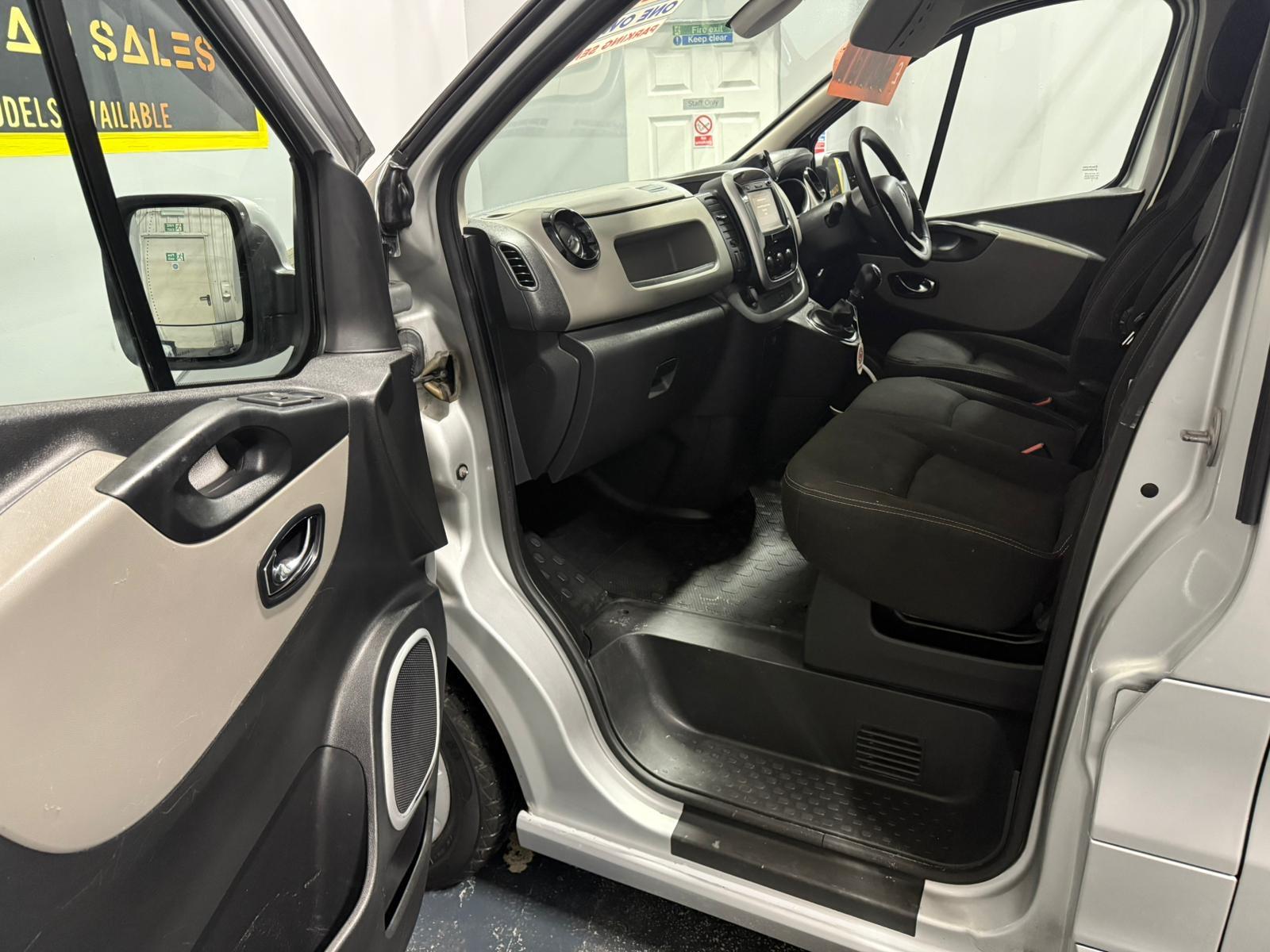 Renault Trafic 1.6 dCi 29 Sport Nav Panel Van 5dr Diesel Manual LWB Standard Roof Euro 6 (120 ps)